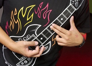 Chơi đàn guitar ngay trên áo phông cực ấn tượng